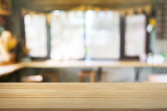 空木桌子上在模糊蒙太奇咖啡商店咖啡馆餐厅背景