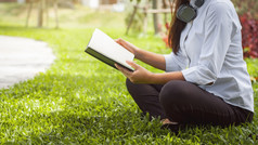 快乐的和生活方式概念快乐的女人阅读书玻璃的户外花园