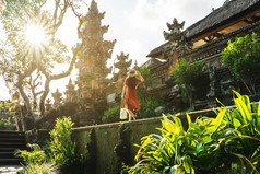 旅行巴厘岛图像女人旅游走普拉萨拉斯瓦提寺庙印尼