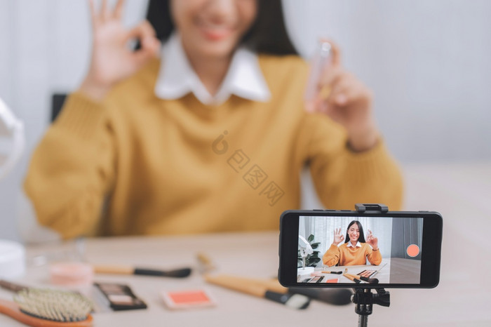 年轻的亚洲美博主现在化妆品化妆广播生活在图片