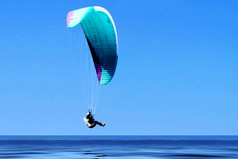 跳伞丹麦在的对清晰的蓝色的天空