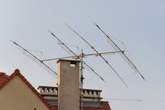 天线屋顶首页技术广播电视和广播屋顶信号接收机塔传输媒体住宅屋面与桅杆模拟天线城市摄影