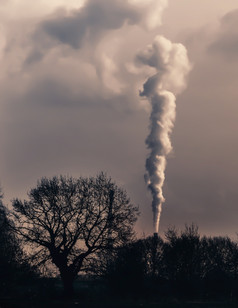 烟发射从烟囱导致全球气候变暖概念空气污染和烟雾问题工厂蒸汽污染大气烟雾从燃烧碳导致气候改变问题