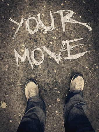 动机海报与刻字单词你的移动腿鞋子前视图概念上的写消息为移动向前第一个人视图靴子的地面难看的东西动机写作