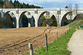 拱混凝土木桥支持高架桥混凝土混凝土高架桥的森林桥台的桥铁路