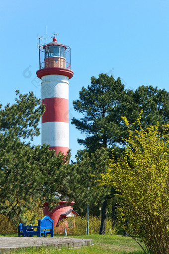 灯塔导航塔光红色的白色塔信号设备红白灯塔站的森林导航塔和蓝色的板凳上