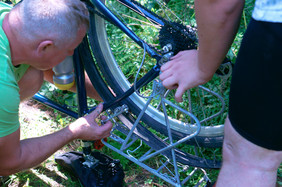 自行车架打破了修复自行车架修复自行车架自