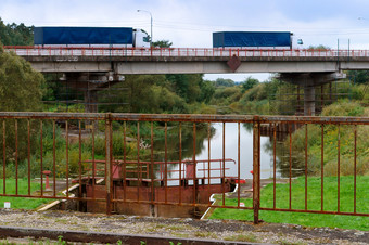 网关储层建设两个卡车在的桥的高速公路桥两个卡车在的桥的高速公路桥网关储层建设
