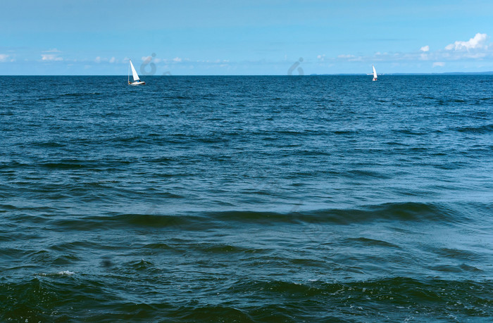 孤独的游艇的地平线的游艇与桅杆孤独的游泳的游艇与桅杆孤独的游泳孤独的游艇的地平线