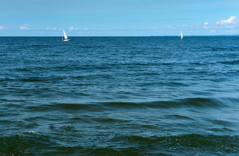孤独的游艇的地平线的游艇与桅杆孤独的游泳的游艇与桅杆孤独的游泳孤独的游艇的地平线