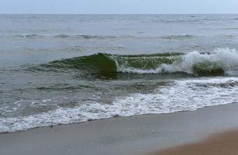 低波运行成的海海岸海波的海滩风暴的波罗的海海风暴的波罗的海海海波的海滩低波运行成的海海岸