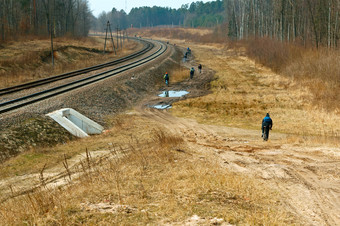 <strong>污垢</strong>路沿着的铁路铁路跟踪人骑<strong>自行车</strong>的人的泥泞的路附近的铁路