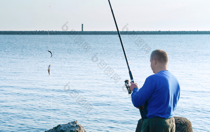 男人。抓住了鱼钓鱼杆钓鱼白痴钓鱼的晚上海钓鱼的春天钓鱼白痴男人。抓住了鱼钓鱼杆钓鱼的晚上海钓鱼的春天