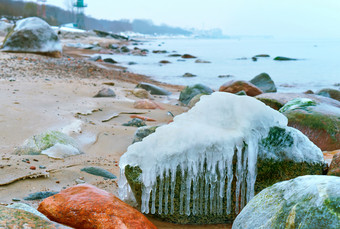 冰冷的岩石的海海岸冰岩石冰海岩石和沙子波罗的海海冰岩石冰冷的岩石的海海岸冰海岩石和沙子波罗的海海