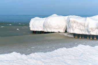 海波的冰冷的雪泥浆冰防波堤的海海海岸冬天冰防波堤的海海波的冰冷的雪泥浆海海岸冬天