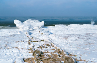 海波的冰冷的雪泥浆冰防波堤的海海海岸冬天冰防波堤的海海波的冰冷的雪泥浆海海岸冬天