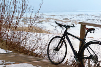 黑色的巡回演出自行车在的有雾的沙子沙丘黑色的自行车前山自行车高沙子沙丘自行车的背景沙子沙丘黑色的自行车前山黑色的巡回演出自行车在的有雾的沙子沙丘自行车高沙子沙丘
