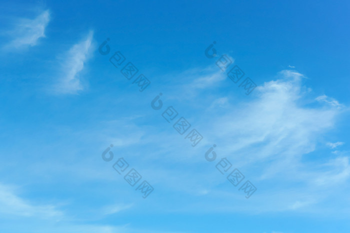 毛茸茸的云的蓝色的天空蓝色的天空与白色云蓝色的天空与白色云毛茸茸的云的蓝色的天空