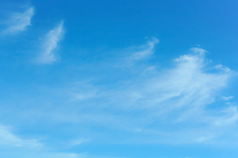 毛茸茸的云的蓝色的天空蓝色的天空与白色云蓝色的天空与白色云毛茸茸的云的蓝色的天空