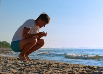 的男孩收集<strong>石头</strong>的海收集<strong>石头</strong>的海海岸的年轻的男人。休息的海海岸收集<strong>石头</strong>的海海岸的男孩收集<strong>石头</strong>的海的年轻的男人。休息的海海岸