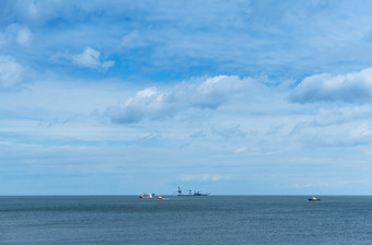 石油钻井的海船只的海的地平线平静和多云的天空船只的海的地平线石油钻井的海平静和多云的天空