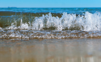 海水泡沫海波的兴奋的海岸海的水沸腾海波的兴奋的海岸海海水泡沫的水沸腾