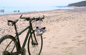 运动鞋挂的自行车自行车的海滩海和自行车自