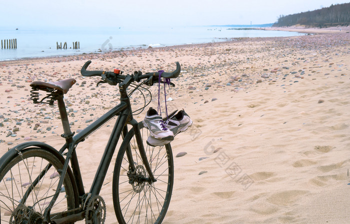 运动鞋挂的自行车自行车的海滩海和自行车自行车的海滩运动鞋挂的自行车海和自行车