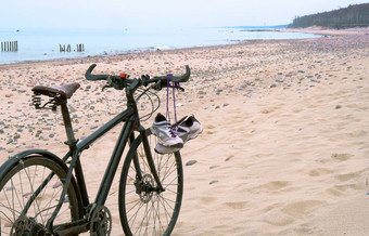 运动鞋挂的<strong>自行车自行车</strong>的海滩海和<strong>自行车自行车</strong>的海滩运动鞋挂的<strong>自行车</strong>海和<strong>自行车</strong>