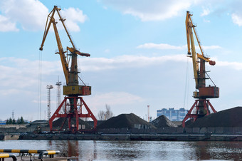 贸易的加里宁格勒钓鱼港口港口起重机桩煤炭港口起重机桩煤炭贸易的加里宁格勒钓鱼港口