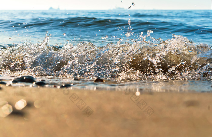 海水泡沫海波的兴奋的海岸海的水沸腾海波的兴奋的海岸海海水泡沫的水沸腾