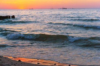 粉红色的和紫色的天空和水日落海日落日出的波罗的海海海日落日出的波罗的海海粉红色的和紫色的天空和水日落