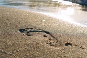 的印记的脚的海滩的下一个人的沙子的下一个人的沙子的印记的脚的海滩