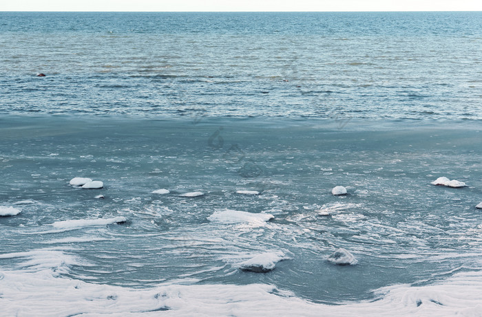 崩溃了冰浮点数的水冰污泥的海的海做不冻结冬天冰污泥的海崩溃了冰浮点数的水的海做不冻结冬天