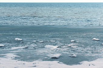崩溃了冰浮<strong>点数</strong>的水冰污泥的海的海做不冻结冬天冰污泥的海崩溃了冰浮<strong>点数</strong>的水的海做不冻结冬天
