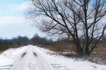 白雪覆盖的道路外的城市的路没有铺柏油的下雪的路没有铺柏油的下雪白雪覆盖的道路外的城市