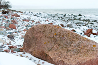 岩石海海岸巨大的博尔德的海滩海海岸冬天的岩石下的雪巨大的博尔德的海滩岩石海海岸海海岸冬天的岩石下的雪