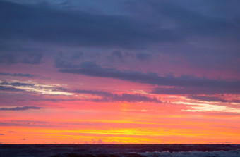 日落的海日出的海岸紫色的天空日落日出的海岸紫色的天空日落日落的海