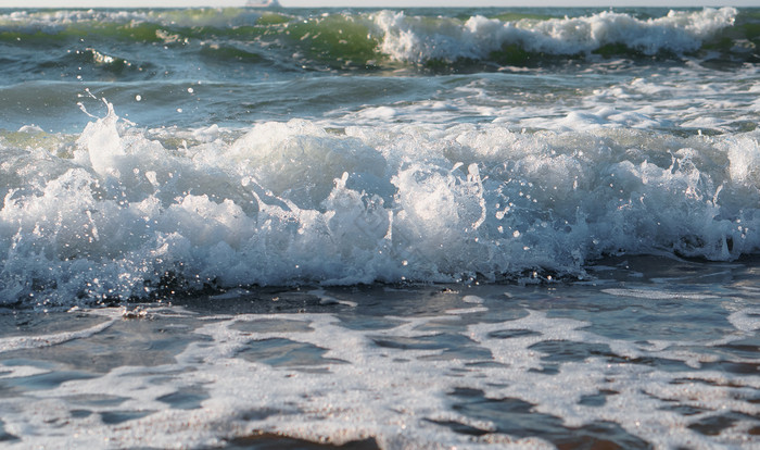 海泡沫海景波的海风暴的波罗的海海波的海海图片