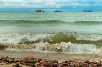 绿色海波三个船只的地平线波罗的海海三个船只的地平线