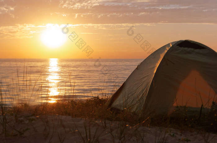 旅游帐篷的海滩野营日落的海野营日落的海旅游帐篷的海滩