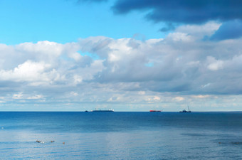 绿色海波三个船只的地平线波罗的海海三个船只的地平线
