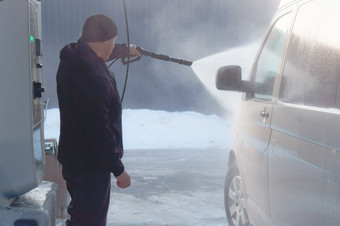 男人。洗他的白色的洗的车<strong>非接触</strong>式水槽洗的车<strong>非接触</strong>式水槽男人。洗他的白色的