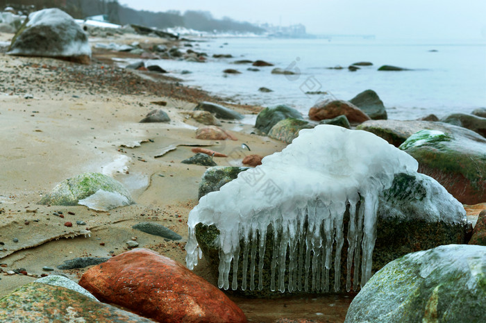 石头的冰的冰雪覆盖的海岩石岩石海海岸冬天的冰雪覆盖的海岩石岩石海海岸冬天