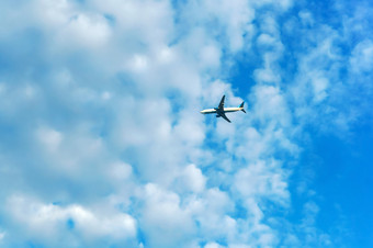 飞机的天空与云白色云的蓝色的天空和乘客飞机白色云的蓝色的天空和乘客飞机飞机的天空与云