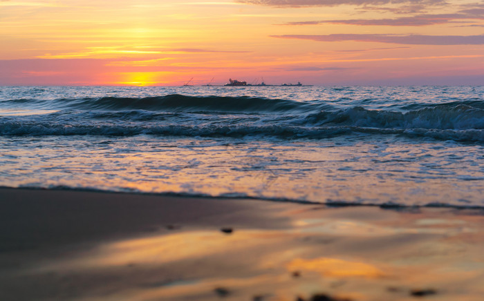 日落的海日出的波的海日出的波的海日落的海图片