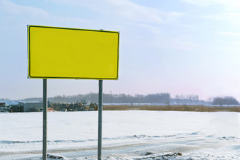 黄色的警告标志路标站的路冬天路标站的路冬天黄色的警告标志