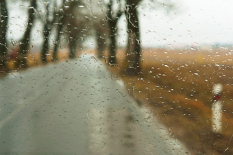 的路湿从的雨<strong>雨滴</strong>的车玻璃<strong>雨滴</strong>的车玻璃的路湿从的雨