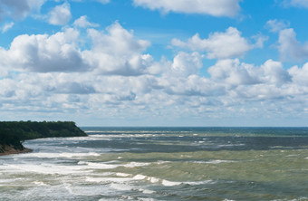 <strong>狂风暴雨</strong>的海湾海海岸前视图波和云海海岸前视图波和云<strong>狂风暴雨</strong>的海湾