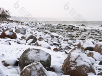 岩石海海岸冬天岩石的海海岸覆盖与雪岩石的海海岸覆盖与雪岩石海海岸冬天